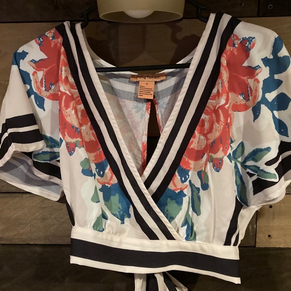 Low cut flower crop top with tied back - Picture 2 of 4